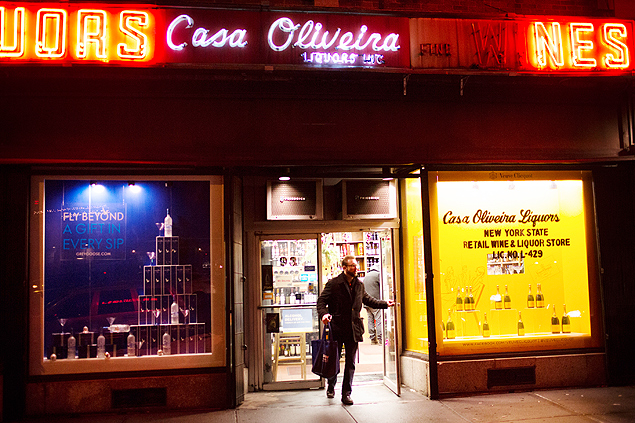 Mark Nani deixa a loja de bebidas Casa Oliveira Liquors para fazer entrega pedida pelo app da Drizly, em Manhattan 