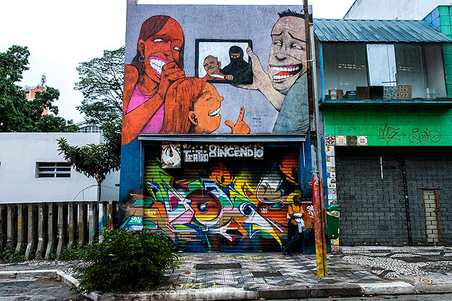 Grafite de Paulo Ito, na fachada do Teatro do Incndio, na r. da Consolao (SP), mostra pessoas rindo de assassinato pelo EI