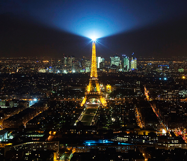 A Torre Eiffel foi um dos locais por onde passaram os misteriosos drones nas noites de segunda e tera