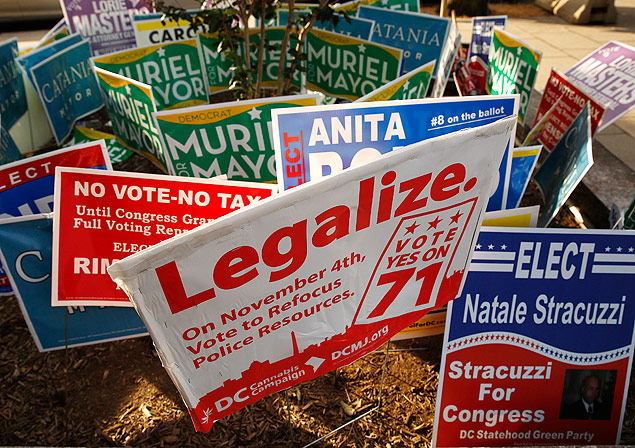 Cartazes pela legalizao da maconha na cidade de Washington; lei entra em vigor nesta quinta