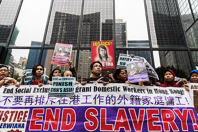 Manifestantes fazem ato em apoio a Erwiana Sulistyaningsih, 24, torturada pela patroa em Hong Kong