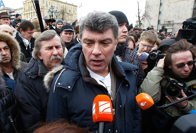 Boris Nemtsov fala a reprteres durante manifestao em Moscou, em maro de 2012