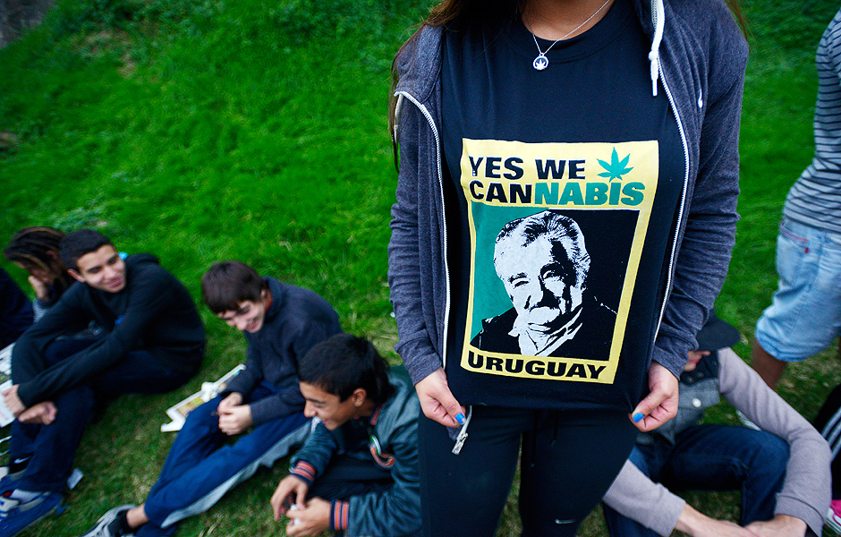Jovem exibe camisa que associa a regulamentaÃ§Ã£o da maconha ao presidente uruguaio JosÃ© Mujica, em MontevidÃ©u (Uruguai)