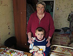 A ucraniana Valentina Petrovna, 60, com o neto Kiril, de 6 anos, num abrigo de refugiados na Rússia (Leandro Colon/Folhapress) A ucraniana Valentina Petrovna, 60, com o neto Kiril, de 6 anos, num abrigo de refugiados na Rússia (Leandro Colon/Folhapress)