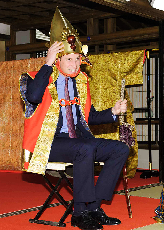 O prncipe William se vestiu de samurai durante visita aos estdios da rede de televiso japonesa NHK