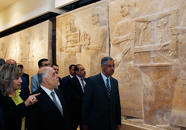 O primeiro-ministro iraquiano, Haider al-Abadi ( esq.), visita o museu na reabertura do local