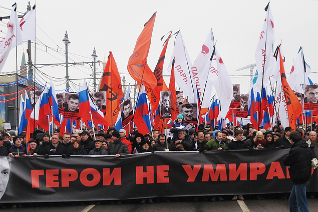 No centro da capital russa, manifestantes seguram cartazes com a foto do opositor Boris Nemtsov