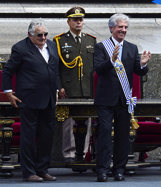 Jos Mujica ( esq.) e Tabar Vzquez durante a cerimnia de posse do novo presidente uruguaio