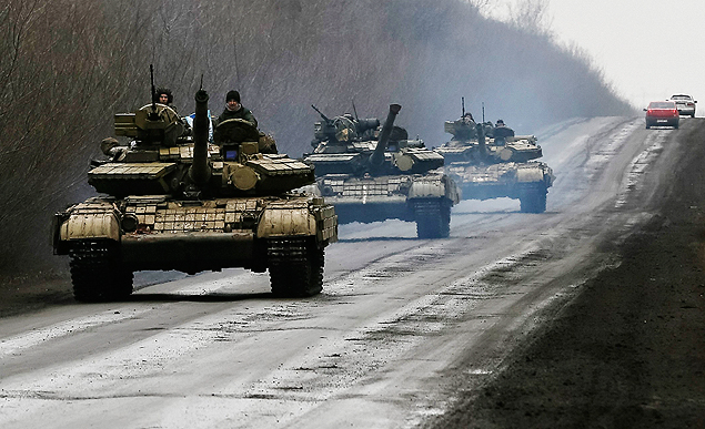 Tanques do Exrcito ucraniano percorrem estrada em Artemivsk, no leste da Ucrnia, nesta segunda