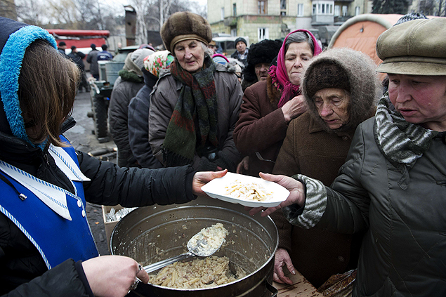 Refugiados de Debaltseve, no leste da Ucrnia, recebem comida de voluntrios em praa da cidade