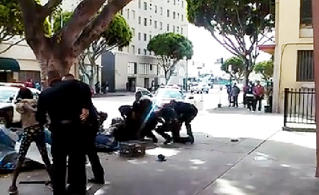 Policiais imobilizam morador de rua em Los Angeles antes de mat-lo a tiros na manh de domingo