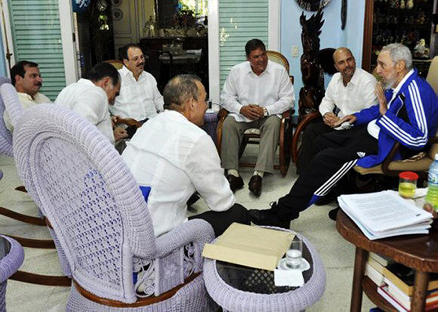 Foto mostra o ex-ditador Fidel Castro (dir.) em reunio com agentes cubanos em Havana