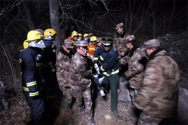 Equipe resgata vtima de acidente de nibus no centro da China que deixou ao menos 20 mortos