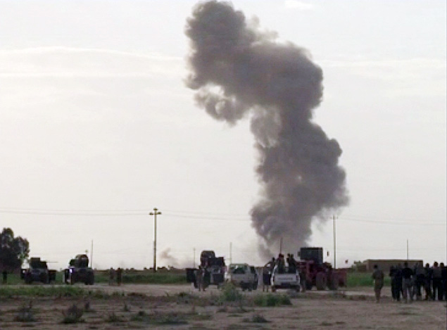 Fumaa sobe durante ofensiva iraquiana em Tikrit contra o EI; americano fez ataque suicida, diz milcia