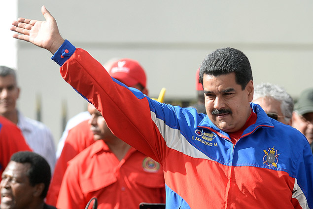Presidente da Venezuela, Nicols Maduro, acena para partidrios em evento no sbado