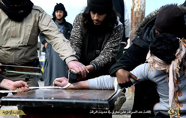 Imagem mostra membros do Estado Islmico cortando a mo de suposto ladro em Raqqa