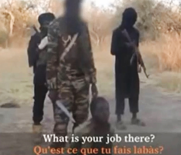 Militante do Boko Haram aponta faca para que refm confesse crime antes de ser decapitado em vdeo
