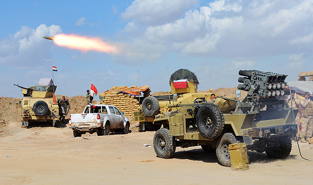 Foras iraquianas disparam foguetes contra posies do Estado Islmico perto de Tikrit, no norte do pas