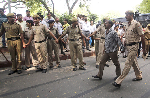 Policiais escoltam Mukesh Singh, condenado  morte pelo estupro de uma garota, em Nova Dli