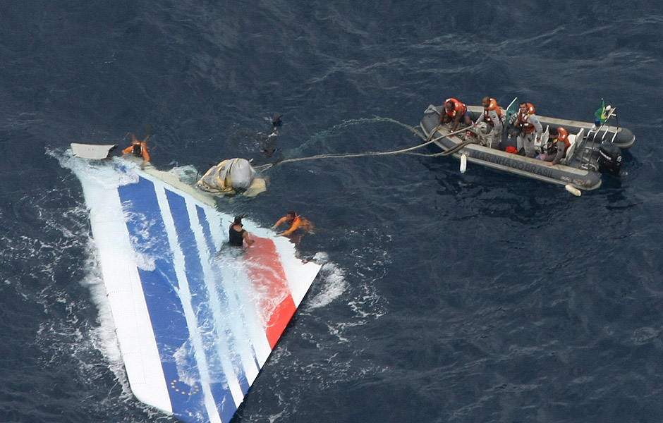 Destroos do avio Airbus -A330/200 da Air France encontrado no Oceano Atlntico; autor aponta falta de foco do piloto