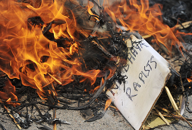 Ativistas queimam efgie representando homens que estupraram estudante de Nova Dli em 2012