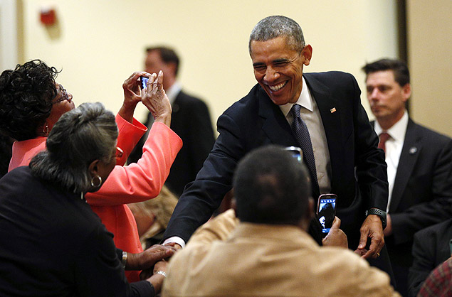 Presidente dos EUA, Barack Obama, cumprimenta fiis em igreja em West Columbia, Carolina do Sul