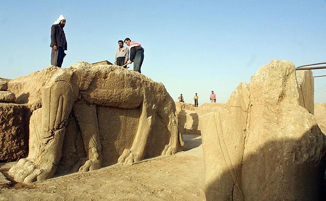 Foto de 2001 mostra um dos touros da cidade assria de Nimrud, que podem ter sido destrudos pelo EI