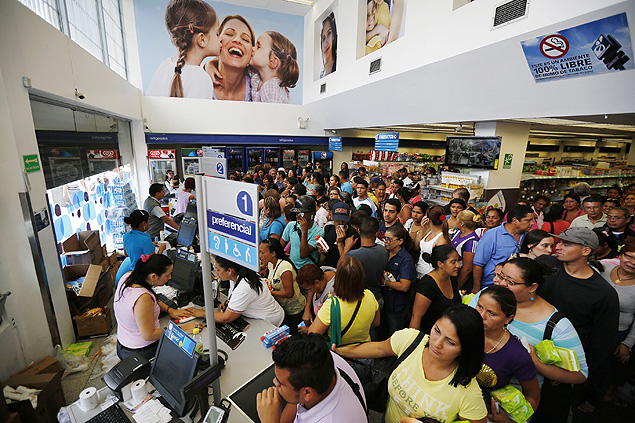 Compradores fazem filas enormes em busca de produtos de higiene pessoal em Caracas, na Venezuela