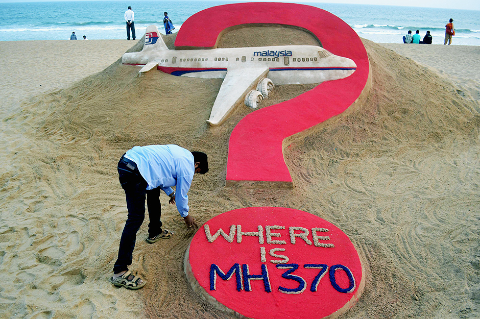 Artista indiano Sudarsan Pattnaik faz escultura na areia em homenagem s vtimas do voo MH370, da Malaysia Airlines