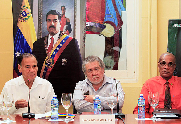 Embaixadores em Cuba da Venezuela, Ali Rodriguez Araque, do Equador, Edgar Ponce, e de Dominica, Charles John Corbette, participam de coletiva em apoio a Caracas na Embaixada da Venezuela em Havana