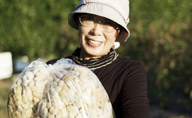 A coordenadora da ONG The People, Kaoru Kanabe, que promove um programa de plantio de algodo