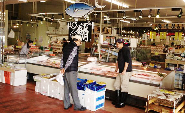 O mercado de peixes de Iwaki: turistas e consumidores desapareceram aps desastre