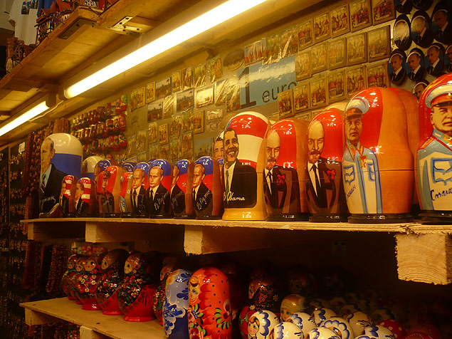 Matrioskas de Putin e de lderes soviticas so encontradas  venda em loja de suvenires em Tallinn