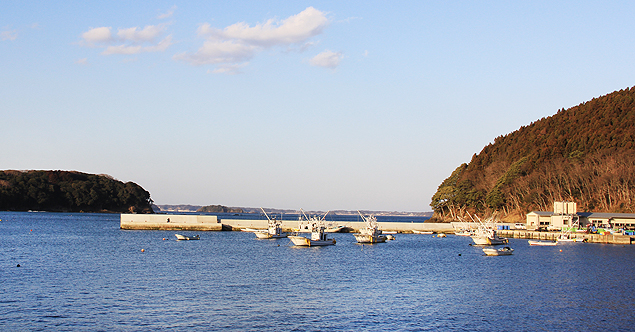 Barreira de concreto contra tsunami é construída em Minamisanriku, onde ondas chegaram a 23 metros