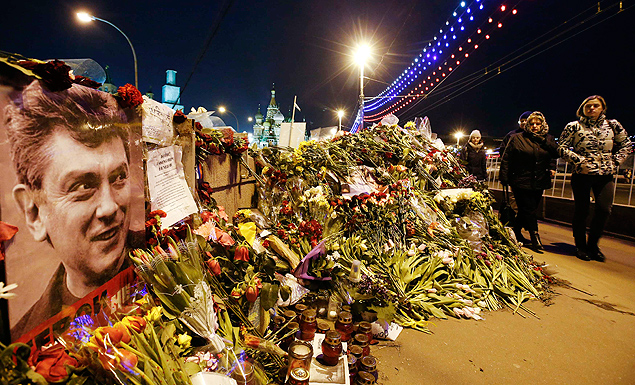 Flores, mensagens e fotos formam homenagem ao opositor russo Boris Nemtsov no centro de Moscou