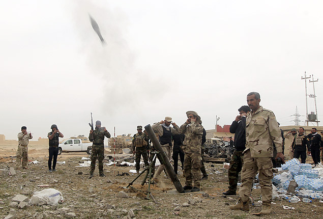 Milicianos xiitas lanam foguete durante ataque ao Estado Islmico em Tikrit, no norte do Iraque