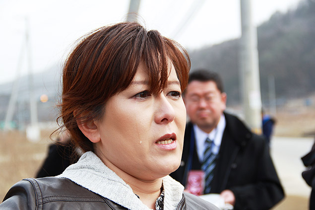 Maki Sato, 43, chora ao lembrar o tsunami de 2011, no antigo centro de Ishinomaki, no Japo