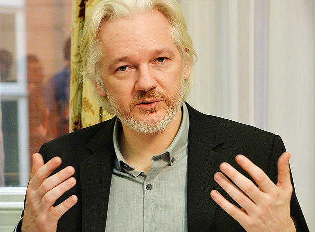 (FILES) - Picture taken on August 18, 2014 shows WikiLeaks founder Julian Assange gesturing during a press conference inside the Ecuadorian Embassy in London where Assange has been holed up for two years. Lawyers for WikiLeaks founder Julian Assange said on February 25, 2015 they filed an appeal to Sweden's Supreme Court seeking to quash the 2010 warrant for his arrest on accusations of rape and molestation. AFP PHOTO / POOL / JOHN STILLWELL ORG XMIT: 4362