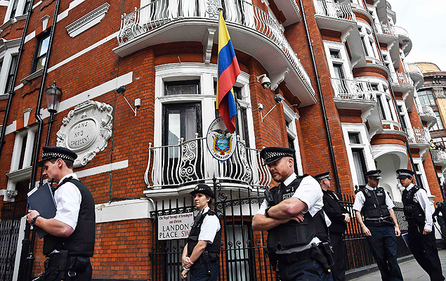 Policiais britnicos ficam em frente  embaixada do Equador de prontido caso Assange queira fugir