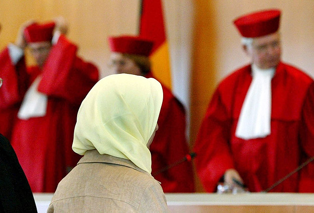 Professora muulmana participa de audincia em corte na Alemanha sobre o uso de vus em escolhas 