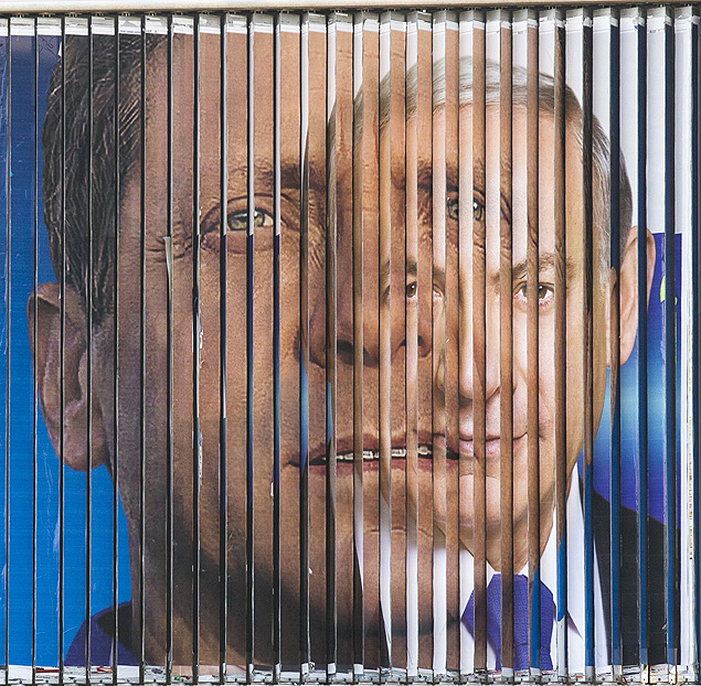 Em Tel Aviv, outdoor eletrnico mostra os rostos de Isaac Herzog (esq.) e Binyamin Netanyahu