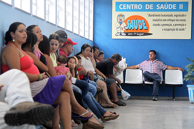 Moradores de Agudos (SP) aguardam atendimento em posto de sade onde atuam mdicos cubanos