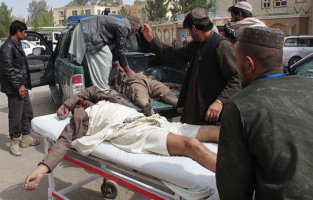 Vtimas so socorridas aps ataque com caminho-bomba reivindicado pelo Taleban no Afeganisto