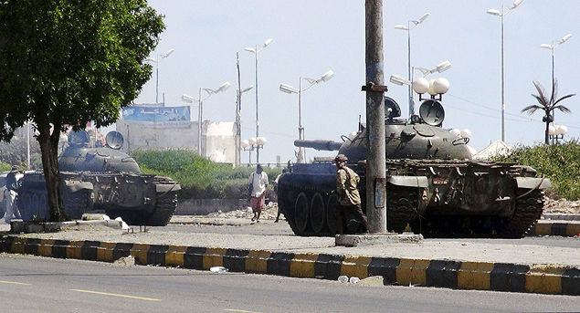 Tanques de guerra prximo ao aeroporto de Aden, no sul do Imen; confrontos deixaram cinco mortos