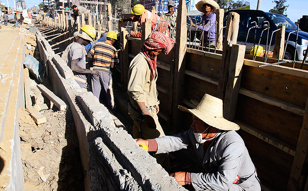 Operrios trabalham na construo do metr em Adis Abeba, um de muitos projetos de infraestrutura em curso na Etipia