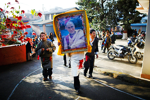 Tibetano carrega retrato de dalai-lama; lder espiritual sugeriu que pode ser o fim de uma linhagem
