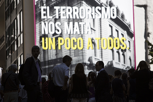 Pessoas veem ato que relembra os 23 anos de ataque contra Embaixada de Israel em Buenos Aires