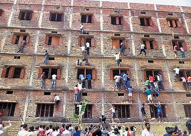 Dezenas de pessoas ajudam estudantes do 10 ano a colar durante prova no nordeste da ndia