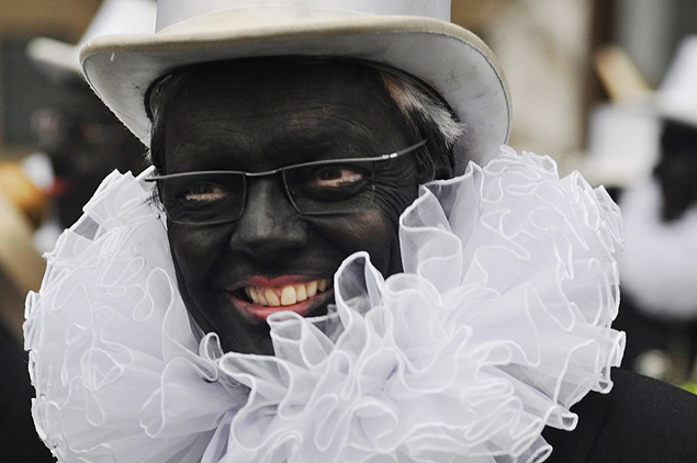 Chanceler belga pinta rosto de preto e causa polmica