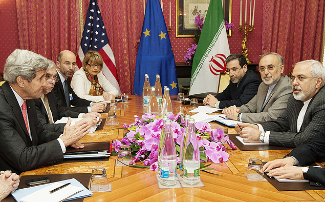 O secretrio de Estado John Kerry (esq.) e o chanceler Javad Zarif (dir.) negociam em Lausanne 